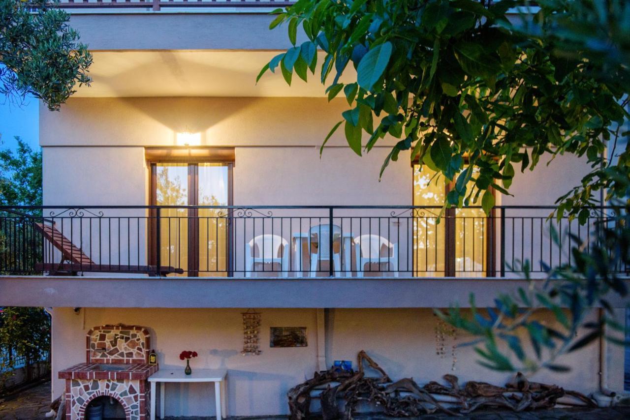 Dili Apartments Ierissós Buitenkant foto